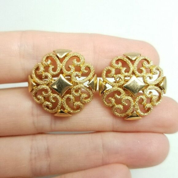 Vintage Avon Gold Tone Scroll Design Clip On Earrings, 80s Style, Signed, Estate - Picture 7 of 7